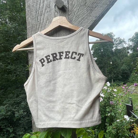 Graphic Cropped Tank Top - Picture 7 of 7